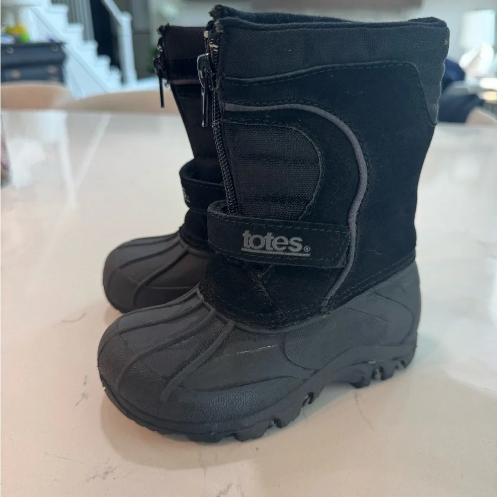 Youth Kids Totes Snow Boots. Youth Size 6. Good used condition. Black.